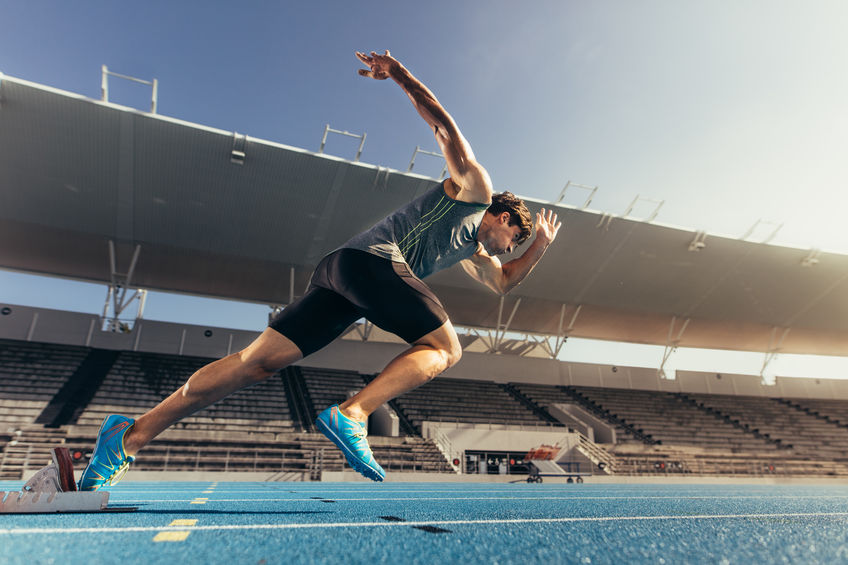 Leichtathletik, Mann startet mit Sprint auf Laufbahn
