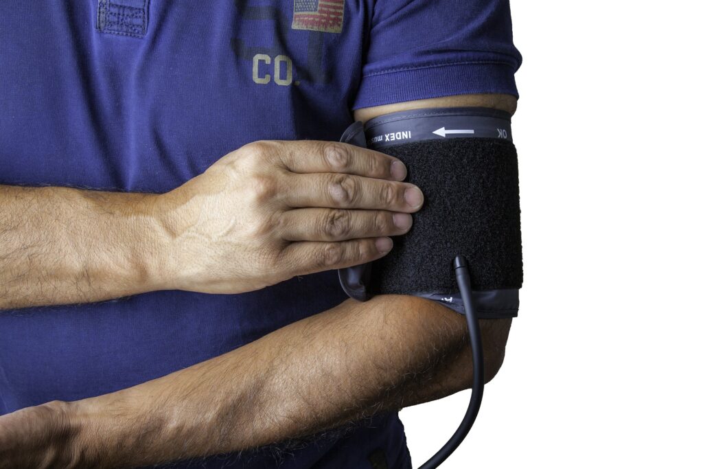 Ein Mann hat eine Blutdruckmanschette am Arm. 